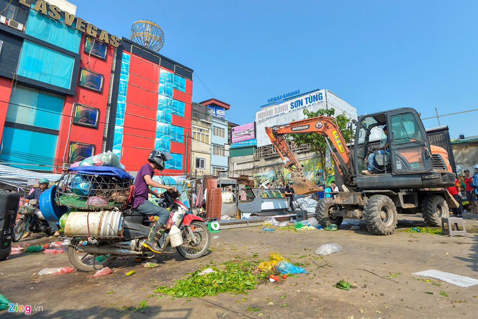 Hà Nội cưỡng chế phá dỡ công trình vi phạm tại mương Nghĩa Đô Hà Nội cưỡng chế phá dỡ công trình vi phạm tại mương Nghĩa Đô